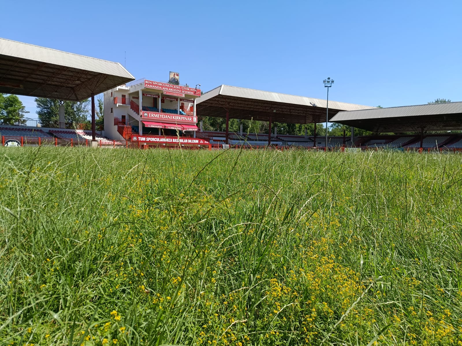 Edirne'de 3-4-5 Temmuz 2026 tarihlerinde düzenlenecek 665. Tarihi Kırkpınar Yağlı Güreşleri öncesi Sarayiçi Er Meydanı'ndaki tribünler boyanıp Ağa Tribünü genişletilirken, dualı çayırda da yabani ot temizliği ve düzenli sulama çalışmaları sürdürülüyor.